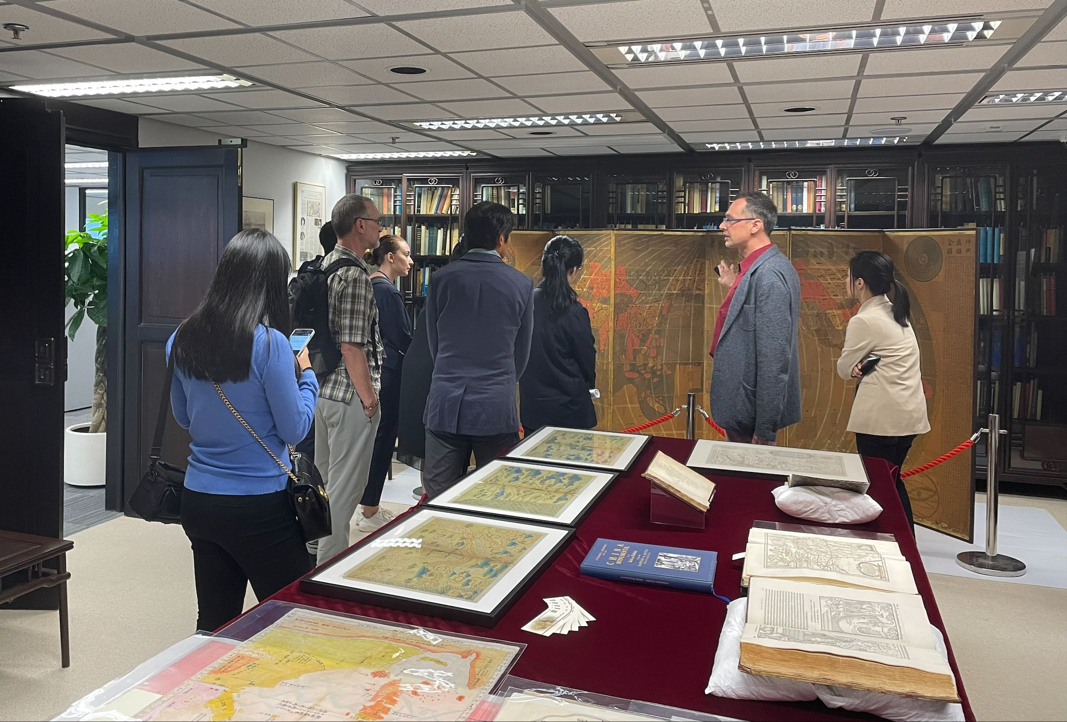 Dr. Marco CABOARA, Manager (Digital Scholarship & Archives) at HKUST Lee Shau Kee Library (second right), leads a tour to introduce the University’s library collection of antique maps.