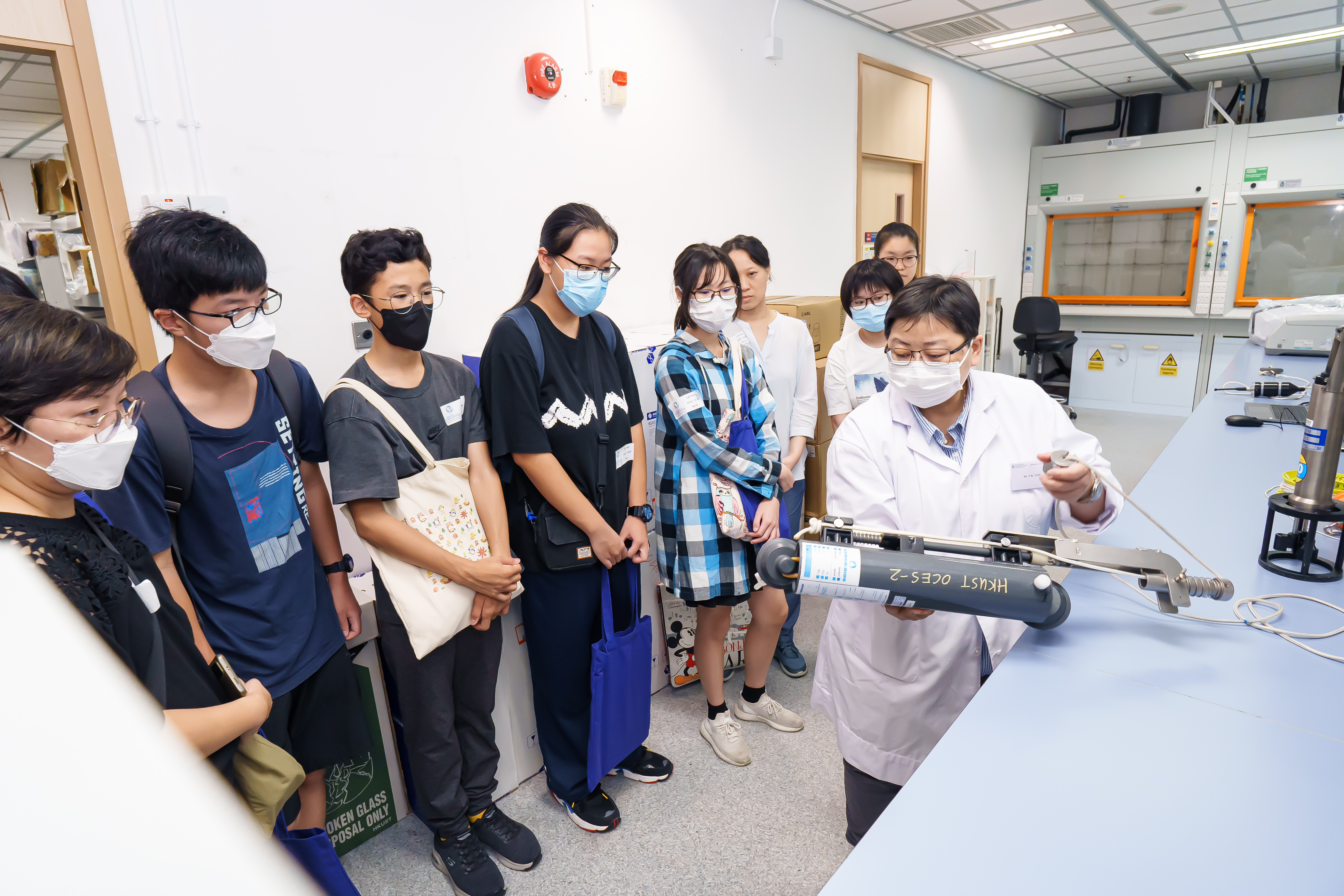 科大海洋科学系向参观同学展示实验设备。