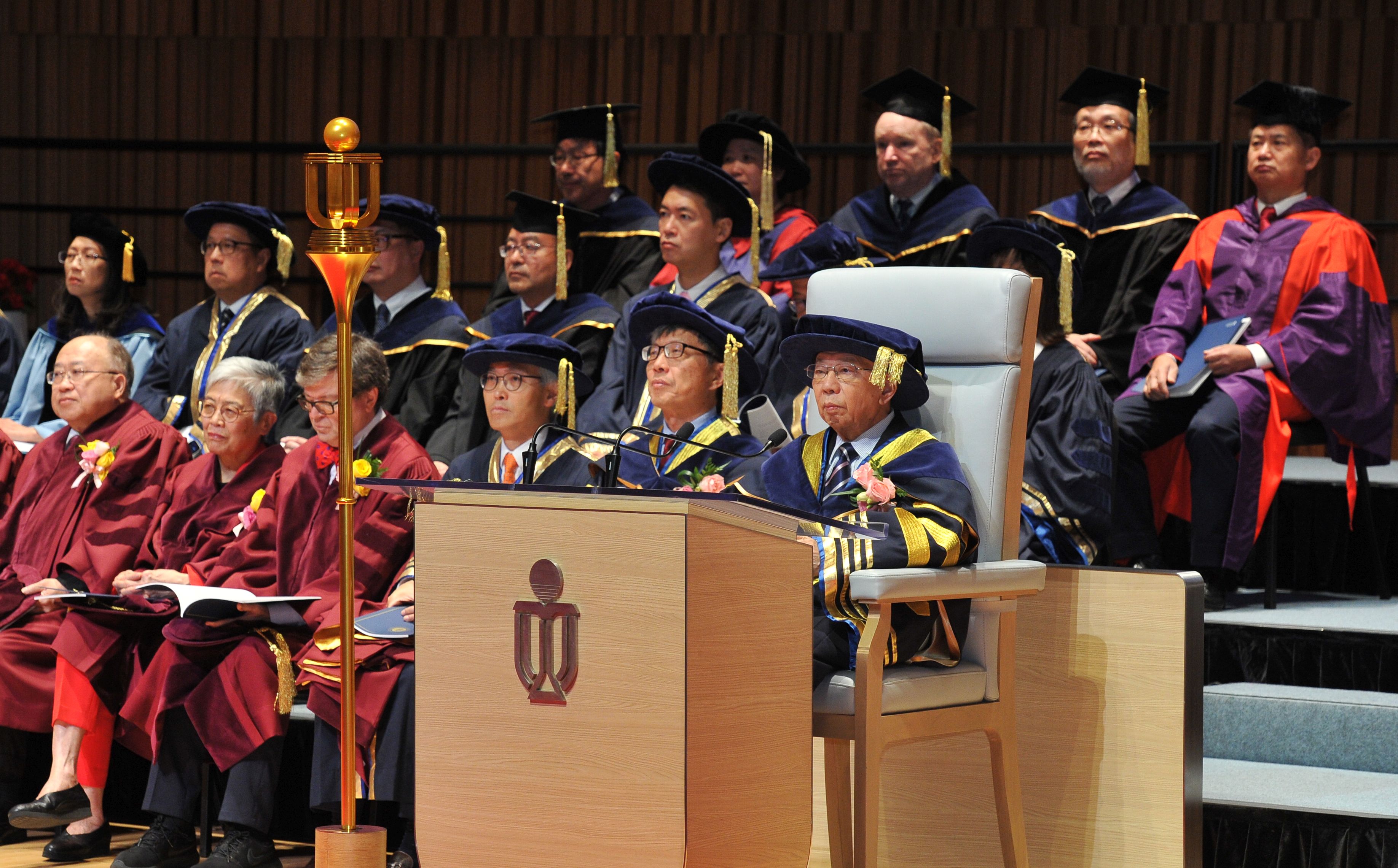 科大副监督陈祖泽博士(前排右一)为典礼担任主礼嘉宾，并向六位杰出学者及社会领袖颁授荣誉博士。