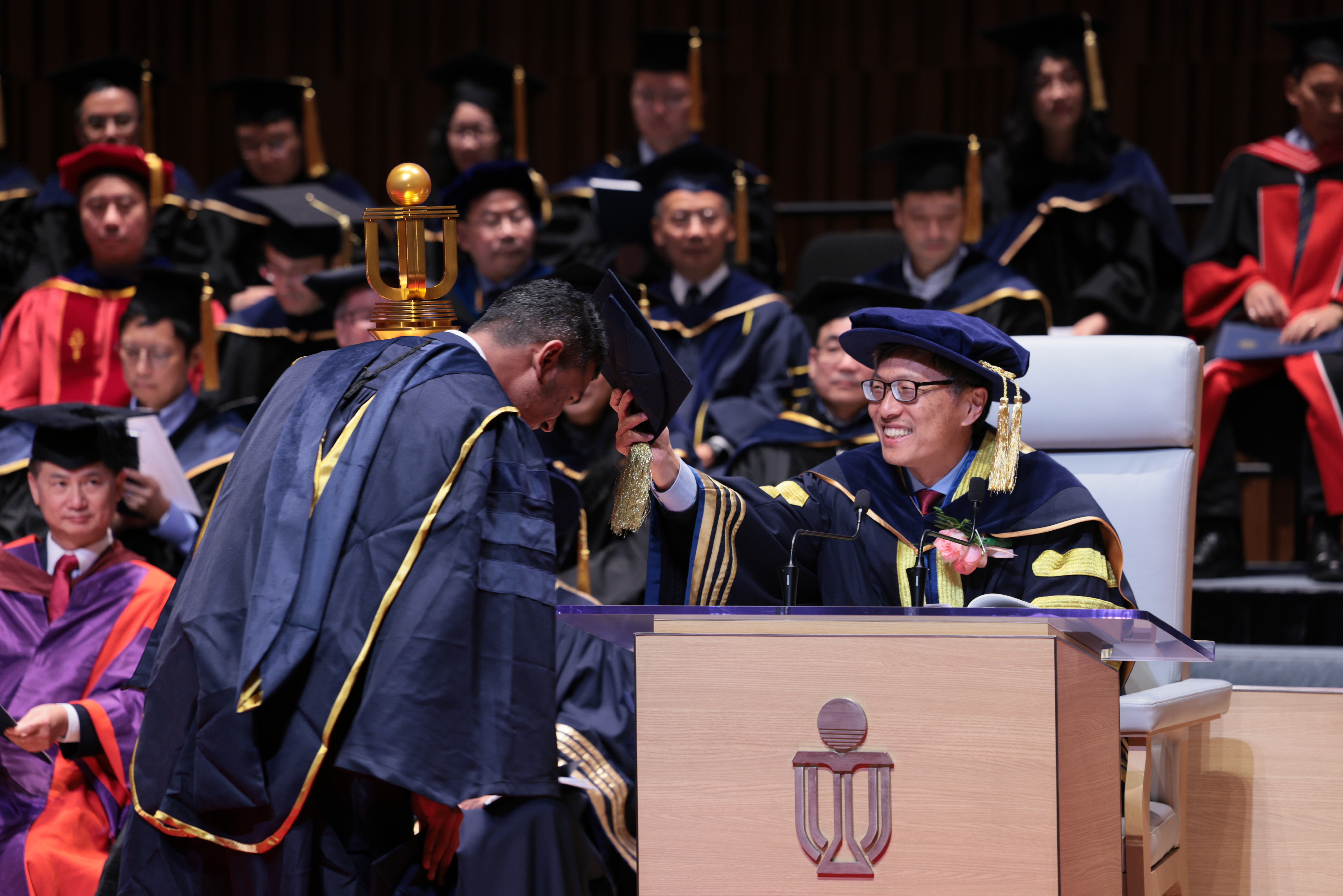 科大校董會主席沈向洋教授於典禮第二節向畢業生頒授學位。