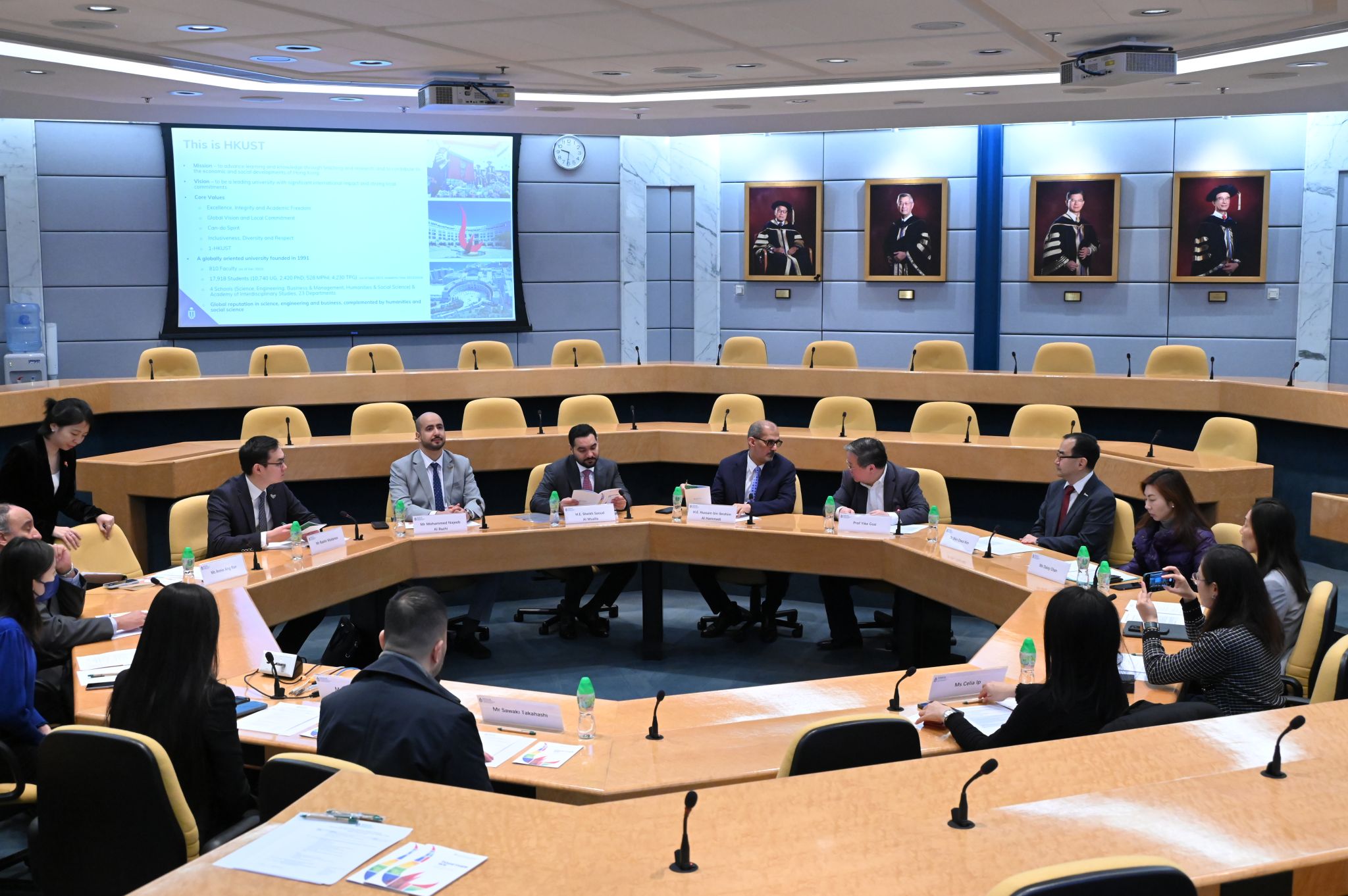 阿聯酋代表團與科大首席副校長郭毅可教授及科大團隊進行會議，探討雙方如何進一步加強合作，並促進阿聯酋與科大之間更緊密的聯繫。