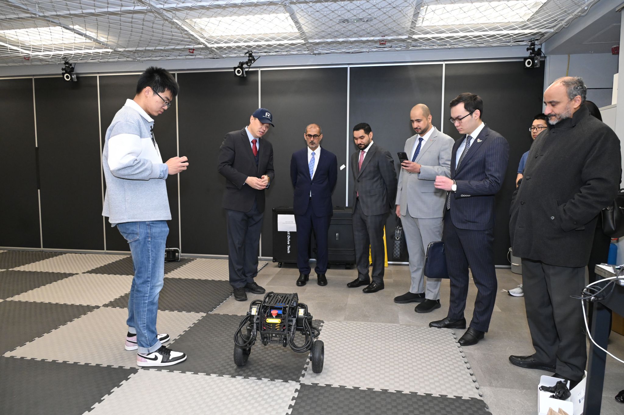 阿联酋代表团参观郑家纯机器人研究院。