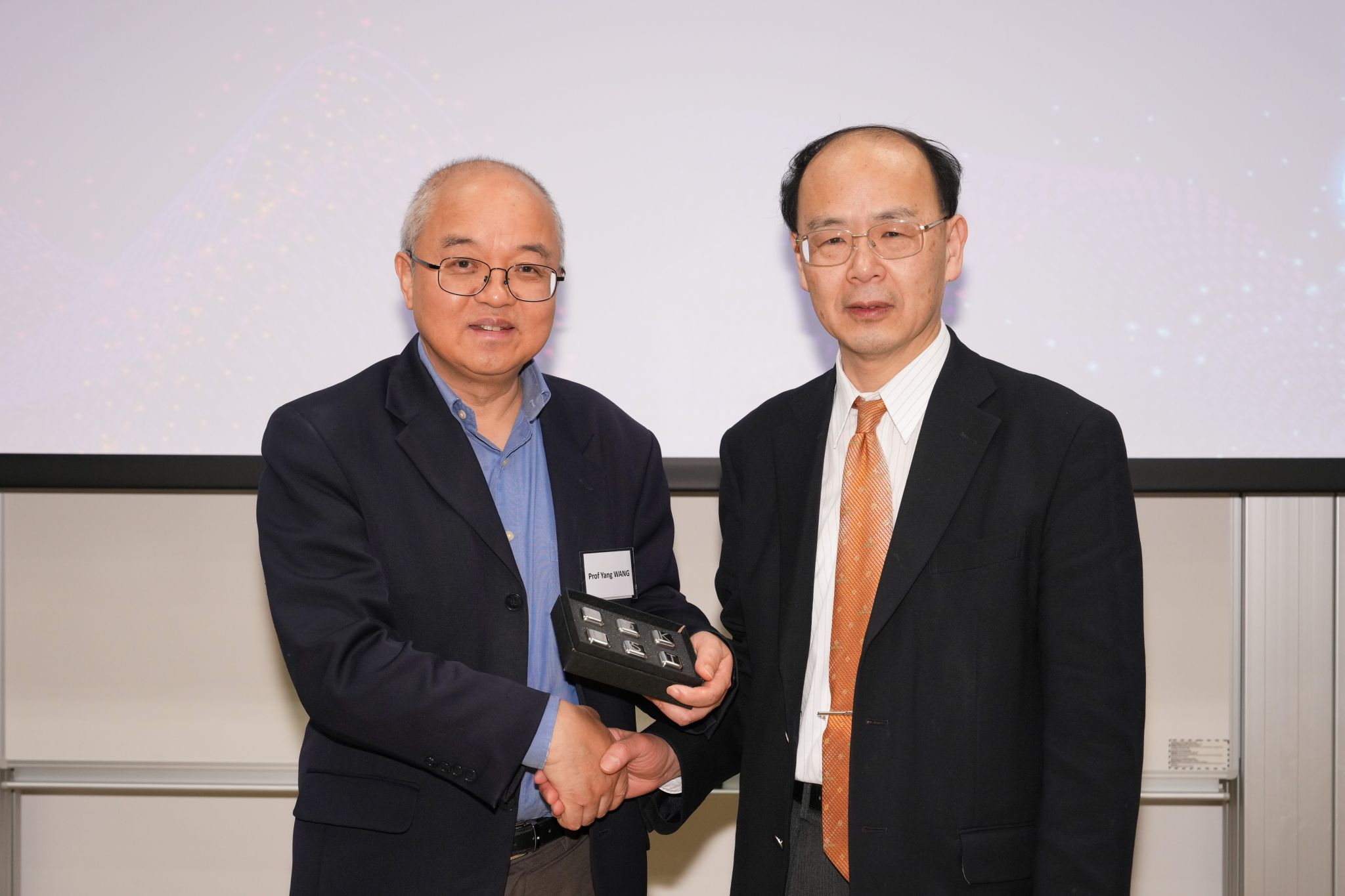 HKUST Vice President for Institutional Advancement Prof. WANG Yang (left) presented HKUST souvenirs Prof. Tatsuya KAWAHARA (right) from Kyoto University. 