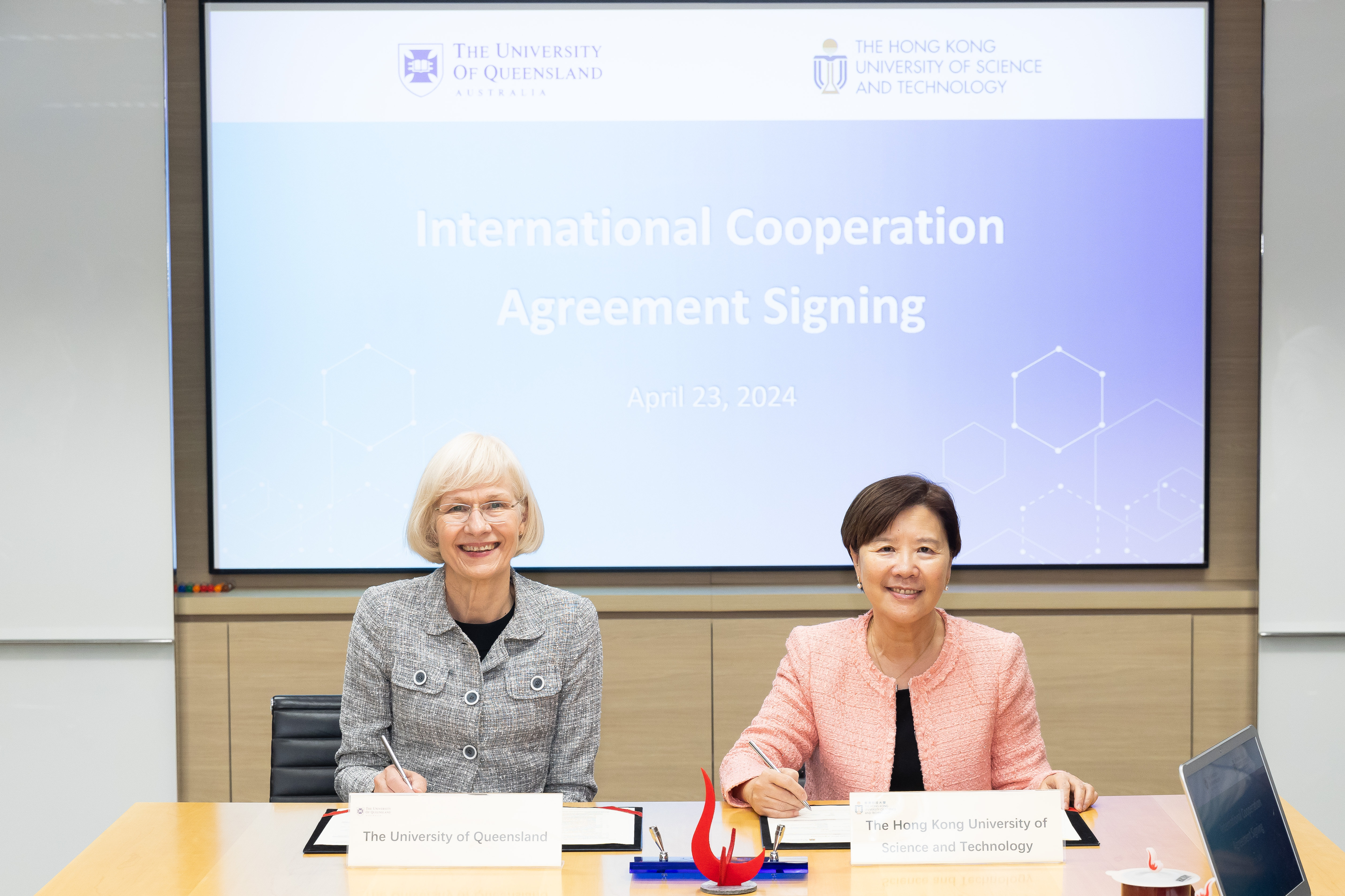科大校长叶玉如教授(右)与昆士兰大学校长Deborah TERRY教授(左)签署合作协议