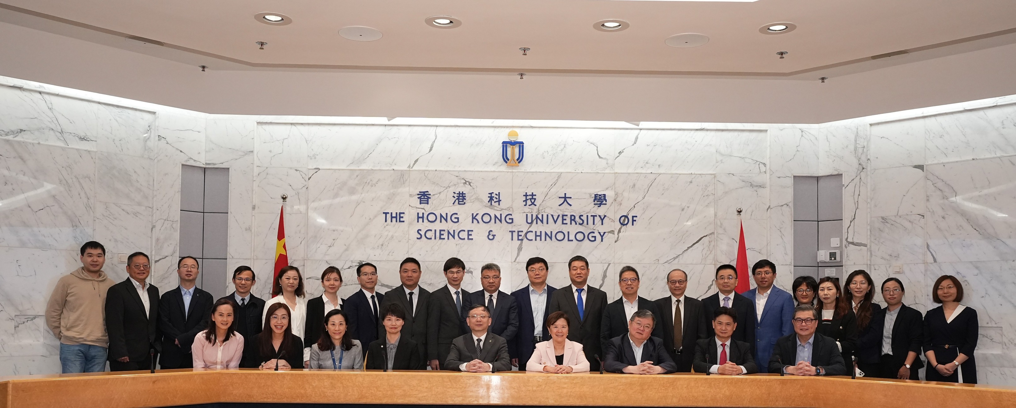 HKUST president Prof. Nancy IP (forth right, first row), Provost Prof. GUO Yike (third right, first row), Dean of HKUST Fok Ying Tung Graduate School Prof. Charles NG (second right, first row), Dean of Engineering Prof. Hong LO (nineth right, 2nd row), Dean of Business & Management Prof. TAM Kar Yan (first right, first row) and Associate Vice-President (Global Engagement & Communications) Ms. Daisy CHAN (forth right, second row) had productive discussions with the Secretary of the CPC Committee of Tongji Un