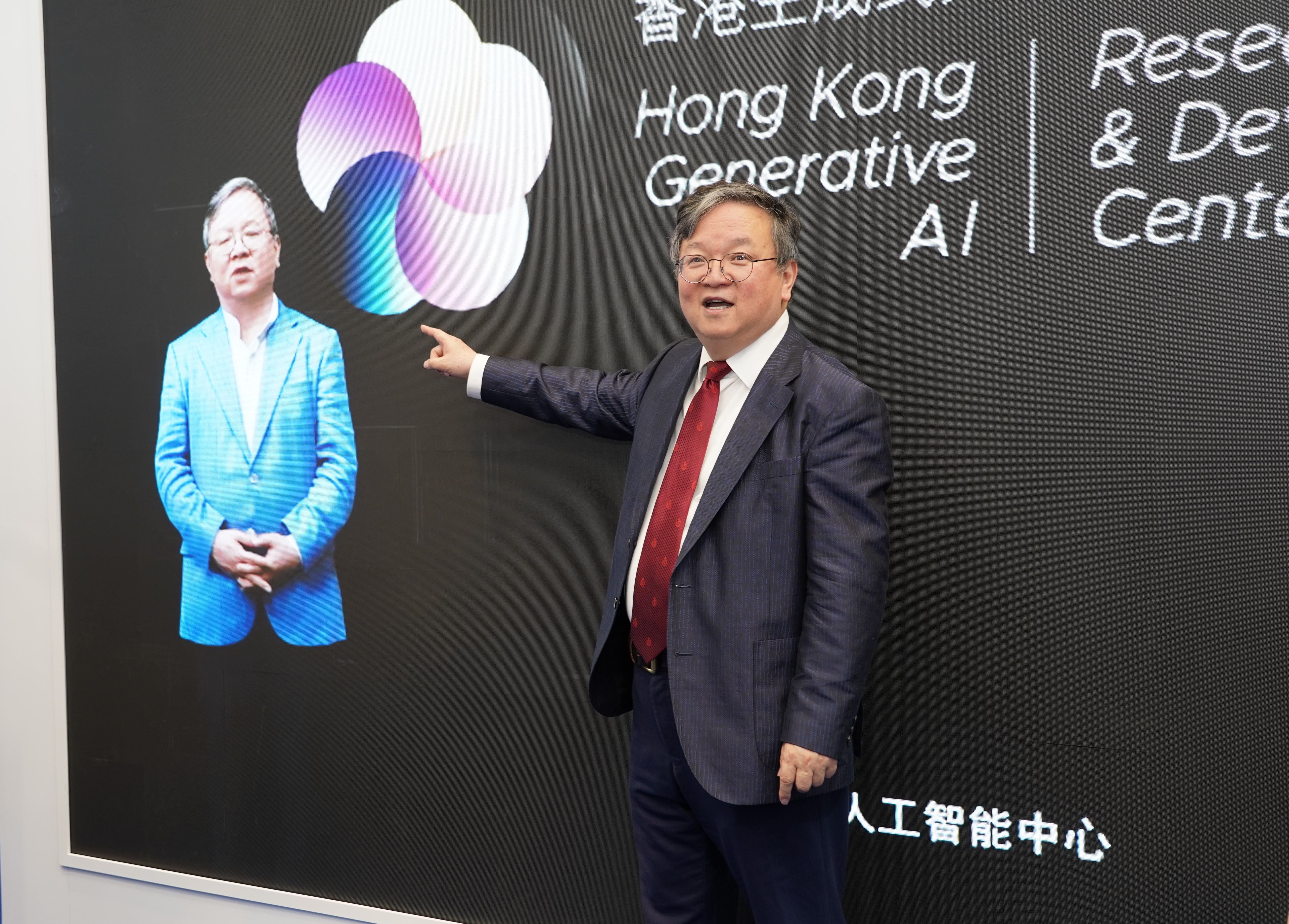郭教授和他在HKGAI簡介影片中的人工智能生成虛擬形象合照。