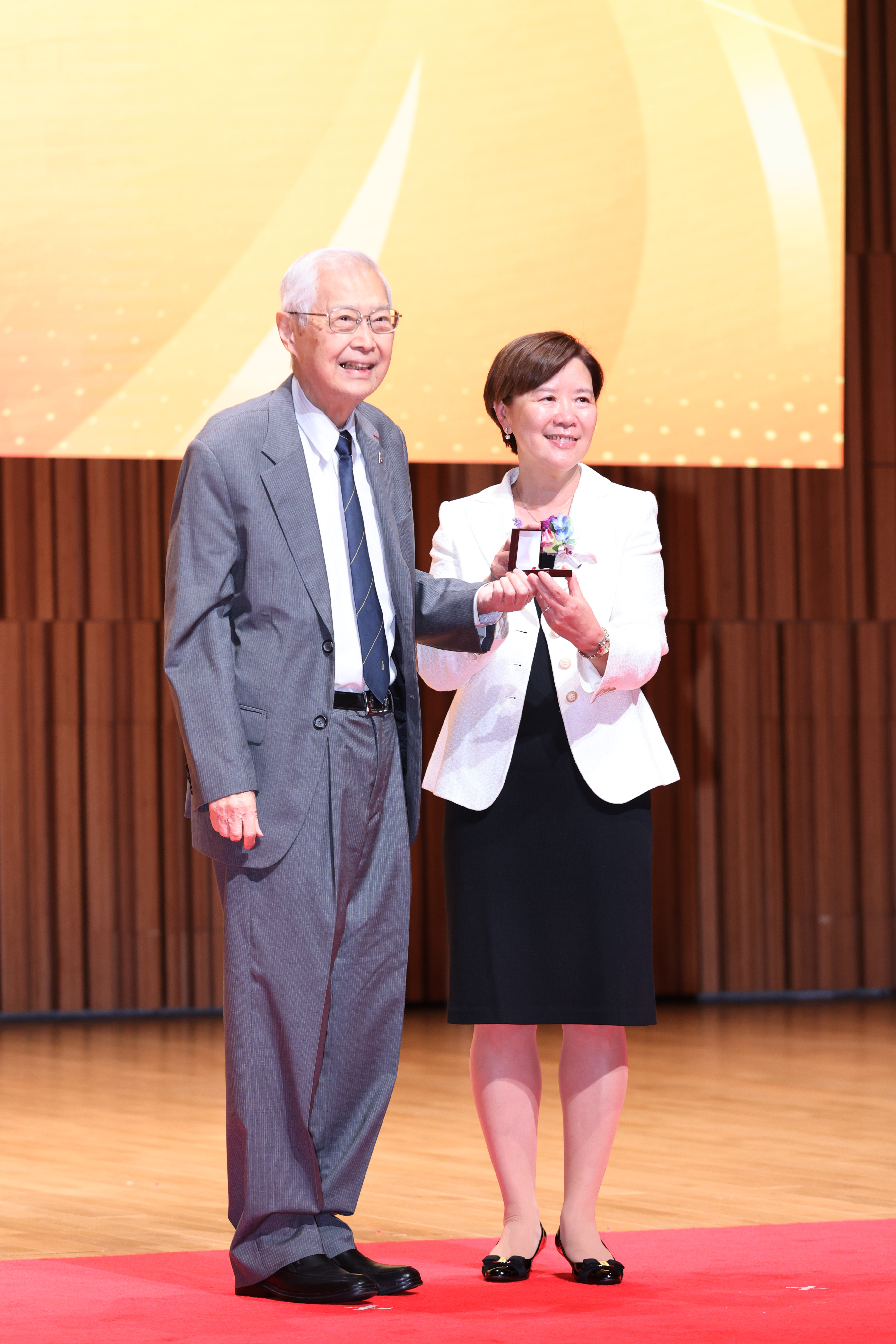 科大創校校長吳家瑋教授特意出席，向現任校長葉玉如教授頒發30年長期服務獎。