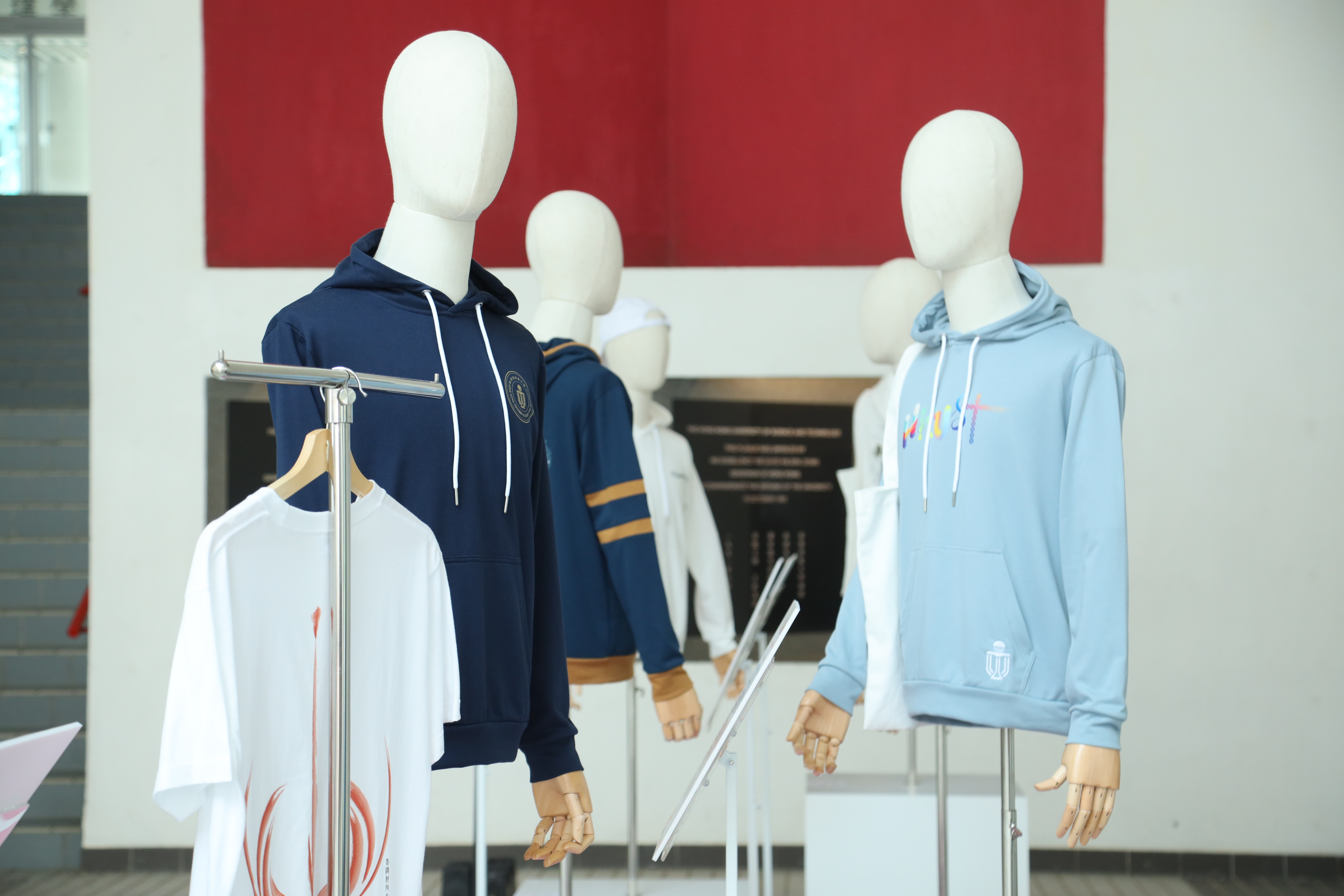 六項科大衛衣設計比賽的決賽作品，自上周五起在科大的香港賽馬會大堂，展開為期兩周的展覽。
