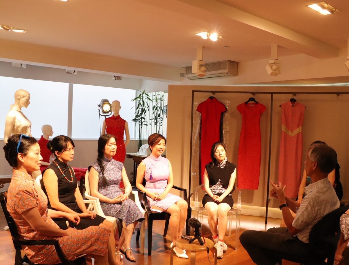 Prof. Liu has taken the initiative to form the Hong Kong Cheongsam Association, which brings together industry practitioners, fashion design schools, and enthusiasts.