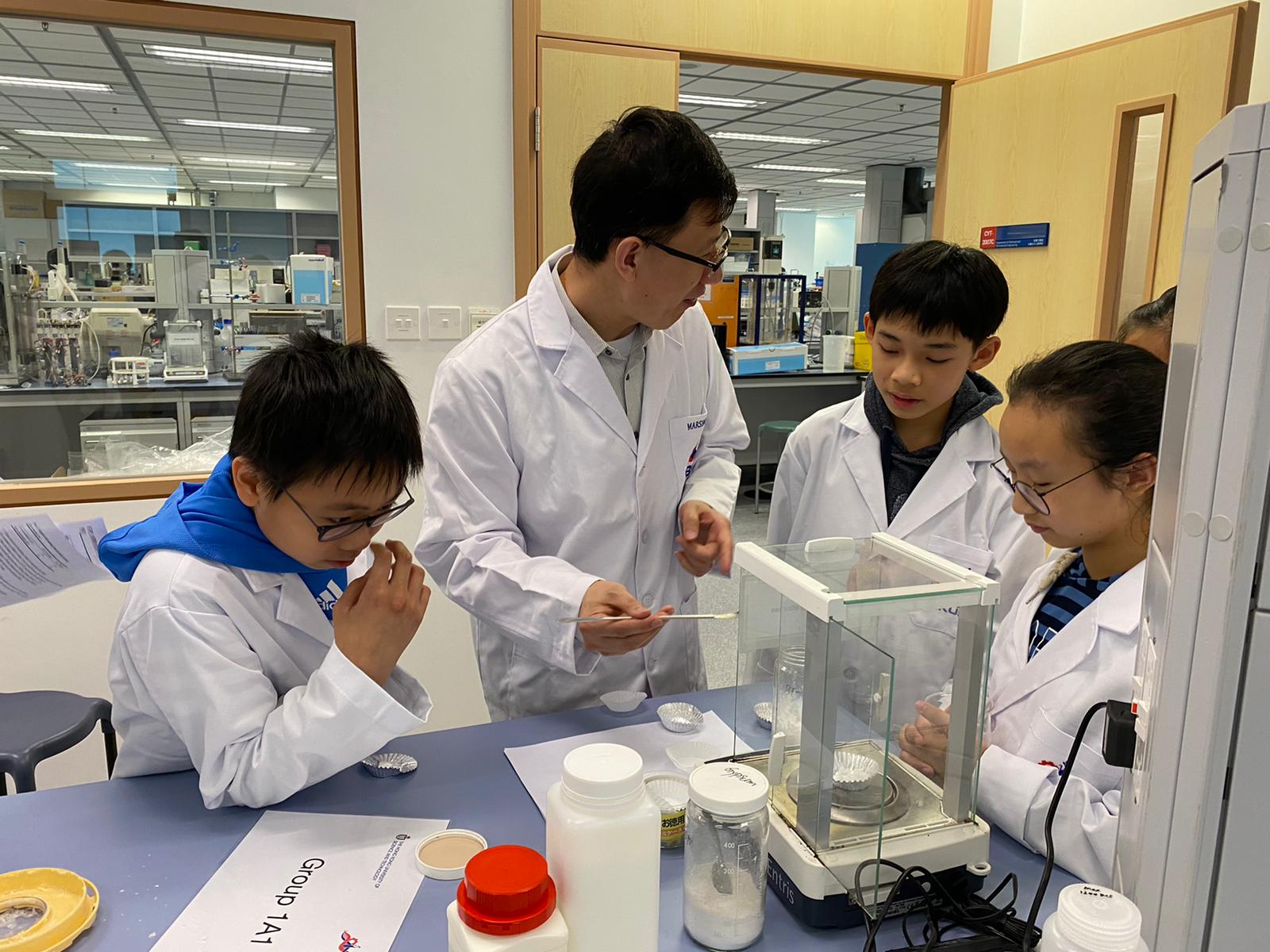 进行实验时，刘教授（左二）会跟学生一边制作食物，一边引导他们思考背后的科学原理。