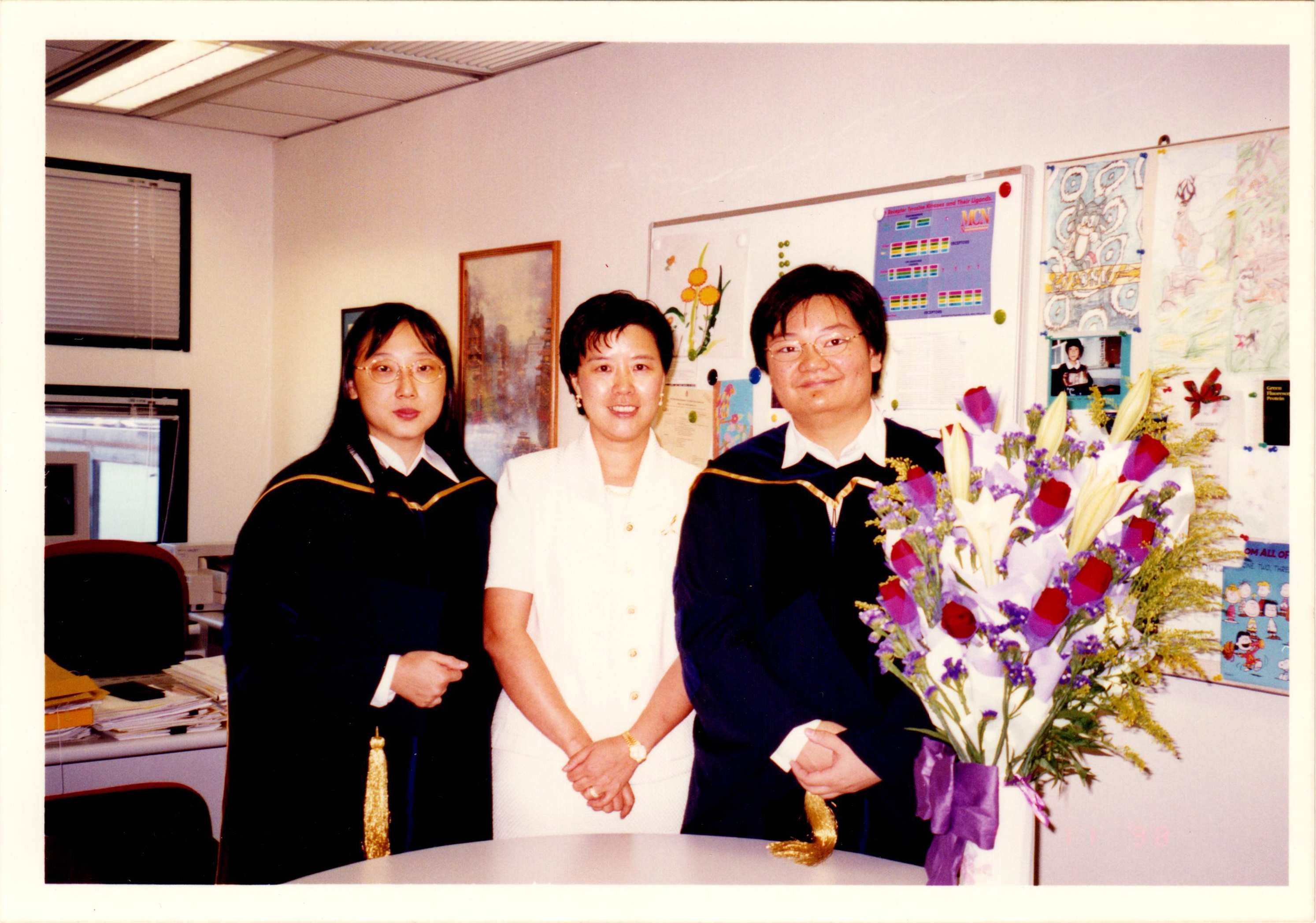 傅潔瑜教授（右）及葉翠芬博士（左）是葉教授第一批博士生，畢業後成為葉教授實驗室的骨幹成員，一直至今，亦師亦友。