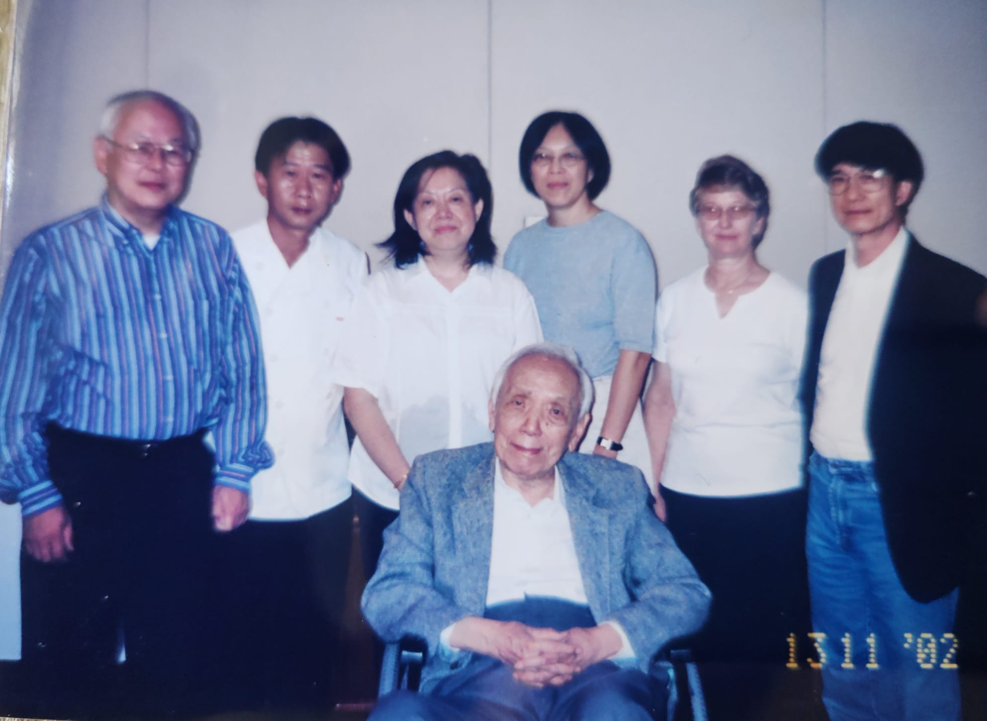 Vicky與科大第二任校長朱經武教授及已故著名數學家陳省身先生（前排）合照。