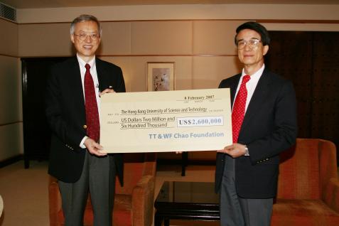 趙元修先生(左）將260萬美元(約2000萬港元)支票，交予朱經武校長	