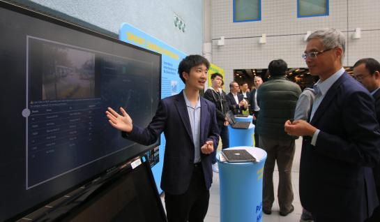 Prof. Wei SHYY, President of HKUST (right) learns about the SSC projects.