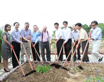  Guests from HKUST, government departments and community organizations planting a tree to signify the opening of the HKUST Eco-Park.