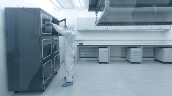 攝影機將於實驗室中的無塵室組裝，該環境的污染物控制水平與手術室無異。