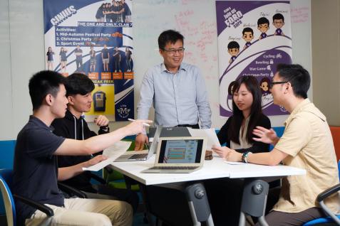科大计算机科学及工程学系的学生与他们的老师宋阳秋讨论毕业习作。