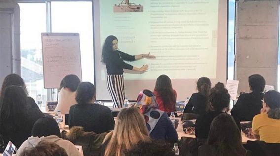 Zeynep (中) 成立名为 ＂MUN College＂的初创公司，把 MUN的活动方式转化为课程内容。