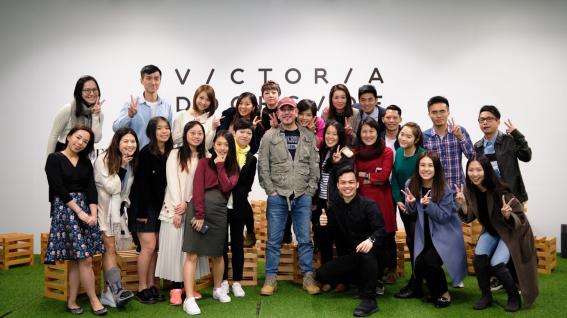 2019年12月，演员黄秋生（中）与一群年轻人共进晚餐，分享个人经历。 (图片来源: Time Auction)