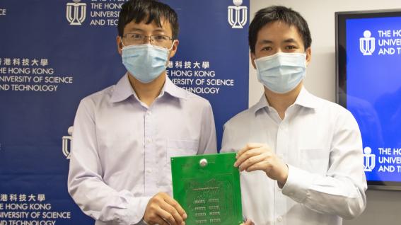 范教授(右)及顧博士介紹電化學仿生眼如何操作。