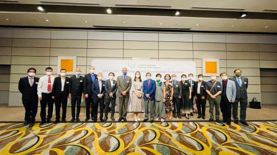 HKUST President Prof. Wei SHYY (eighth left), UGC representatives and other HKUST members including past winners of the award Prof. Tim WOO (second right) and Prof. Jason CHAN (fifth right) congratulate Prof. Rhea LIEM (ninth left) on winning.