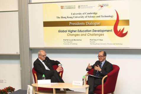 Borysiewicz教 授 （ 左 ） 與 陳 繁 昌 校 長 就 高 等 教 育 問 題 交 流 意 見 。	