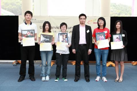 周 佩 波 先 生 （ 右 三 ） 頒 發 獎 狀 給 「 侍 學 的 足 跡 」 攝 影比賽 得 獎 同 學 。	
