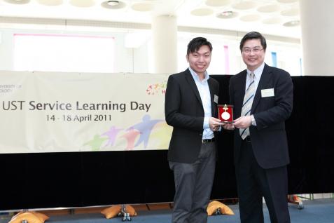 科 大 協 理 副 校 長 譚 嘉 因 教 授 （ 右 ） 頒 發 2011 陶 思 誦 社 會 服 務 獎 給 余 頌 昇 同 學 。	