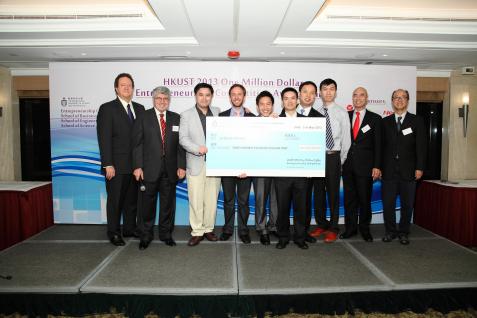 科 大 校 長 陳 繁 昌 教 授 （ 右 ） 向 科 大 100 萬 元 創 業 計 劃 大 賽 冠 軍 隊 伍 Solaris 頒 發 獎 項 。 左 二 為 大 賽 主 席 暨 科 大 創 業 中 心 主 任 白 亞 力 教 授 。	