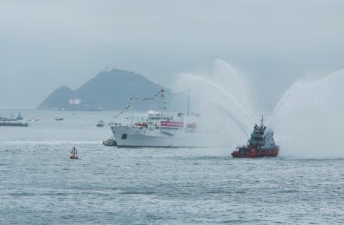 大洋一號在駛近海運大廈時，消防船施放水砲以表歡迎。	