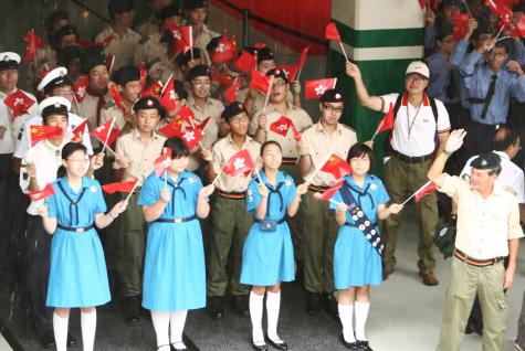 女童军及其它制服团队向大洋一号的工作人员挥动区旗致意	