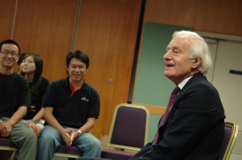  Lord Wilson in a meeting with HKUST students.