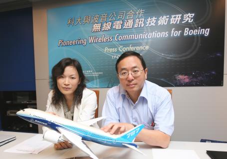 負責這項計劃的科大計算機科學及工程學系系主任倪明選教授(右)及副教授張黔博士。	