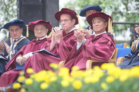 榮譽博士: (左起)查良鏞教授、卡爾‧夏普斯教授及蒙民偉博士。	