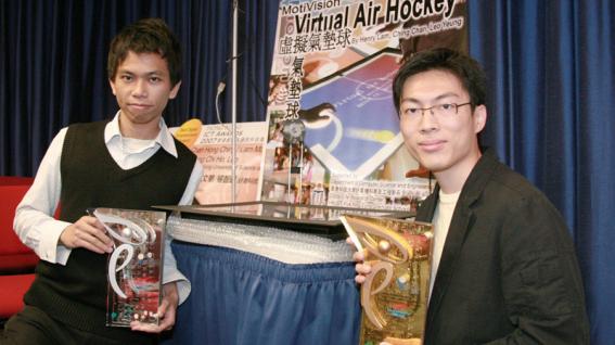 科 大 畢 業 生 陳 康 清 (左) 及 林 文 華 與 其 得 獎 作 品 – 擬 氣 墊 球	