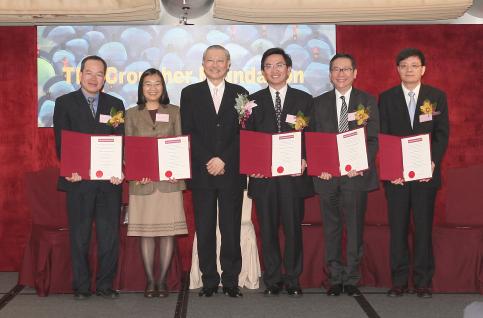 裘 槎 基 金 会 「 优 秀 科 研 者 」 与 香 港 特 别 行 政 区 教 育 局 局 长 孙 明 扬 合 照 。	