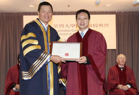  谭 伟 豪 博 士 （ 右 ） 和 张 建 东 博 士