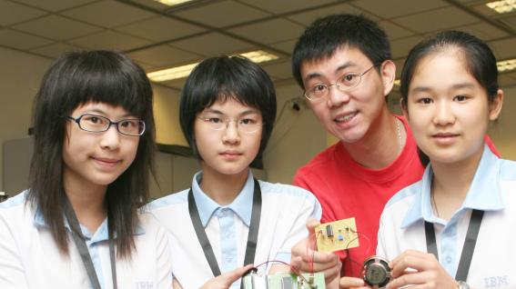  Students and their HKUST instructor display the fruit of their labor - an Earthquake Sensor.