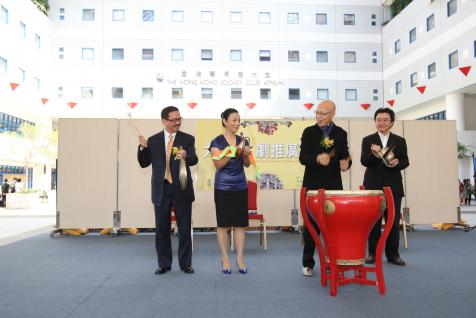  （ 左 起 ）周 振 基 博 士、 汪 明 荃 小 姐 、 罗 家 英 先 生 及 钱 大 康 教 授 为 「 大 专 粤 剧 推 广 计 划 」 揭 开 序 幕 。