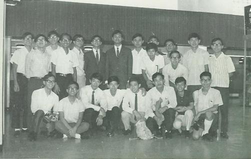 陈 教 授 ， 西 装 笔 挺 的 书 院 仔 （ 后 排 左 六 ） 与 皇 仁 书 院 同 学 摄 于1970年 赴 美 升 学 前 。	