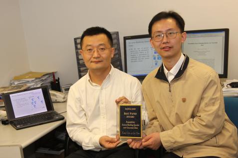 科 大 計 算 機 科 學 及 工 程 學 系 助 理 教 授 陳 雷 （ 左 ） 及 其 博 士 生 連 翔 獲 「 數 據 庫 高 級 應 用 最 佳 論 文 獎 2009」 。	