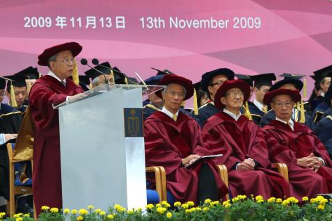 陈 祖 泽 博 士 ( 左 边 站 立 者 ) 代 表 荣 誉 博 士 致 词 。 另 外 三 位 为 ( 左 起 ) 任 志 刚 博 士 、 崔 琦 教 授 和 邹 至 庄 教 授 。	