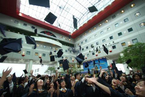 毕 业 典 礼 结 束 后 ， 毕 业 生 将 礼 帽 抛 起 以 示 庆 祝 。	