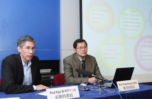 陳 澤 強 教 授 （ 右 ） 和 霍 斯 特 教 授 介 紹 新 成 立 的 環 境 學 部 。	