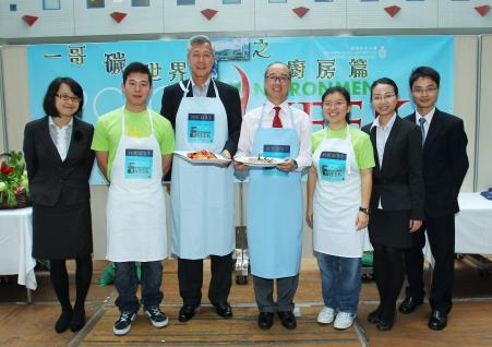 李 明 逵 先 生 及 陈 繁 昌 校 长 与 科 大 同 学 一 起 分 享 环 保 烹 饪 的 乐 趣 。	