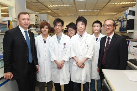 欧 柏 嘉 先 生(左 一)及 陈 繁 昌 校 长(右 一)到 生 物 化 学 实 验 室 探 访 学 生 。	