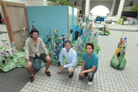 ( 左 起 ) 艺 术 家Sebastian Pascot先 生 ， 科 大 环 境 学 部 霍 斯 特 ( Paul Forster ) 教 授 ， 以 及 科 大 环 境 研 究 所 关 凯 临 先 生 。 照 片 中 央 一 座 建 筑 物 代 表 着 香 港 的 中 国 银 行 大 厦 。	