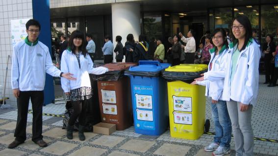 科 大 環 保 大 使 及 廢 物 分 類 回 收 箱 。	