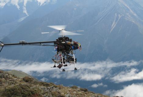 無 人 直 升 機 在 雅 魯 藏 布 大 峽 谷 上 面 盤 旋	