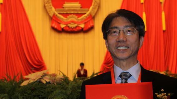 副 校 长 李 行 伟 教 授 在 人 民 大 会 堂 接 受 奖 状	